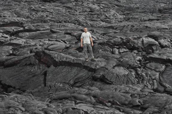 Caminhando por um incrível campo de lava, em Volcano, na Big Island, no Havaí